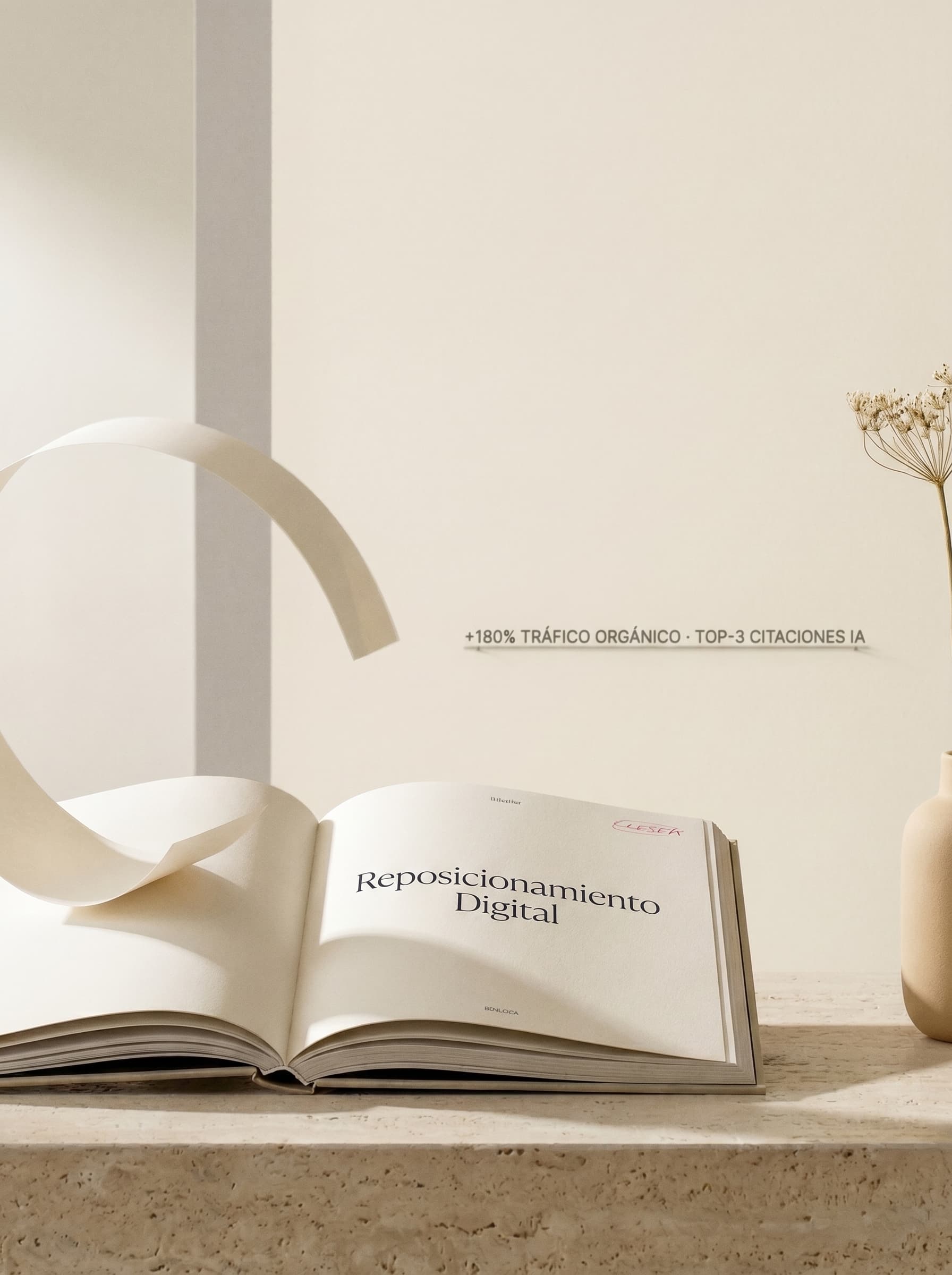 Bodegón editorial sobre travertino: libro abierto y ribbon de papel suspendido — caso reposicionamiento digital y SEO premium.
